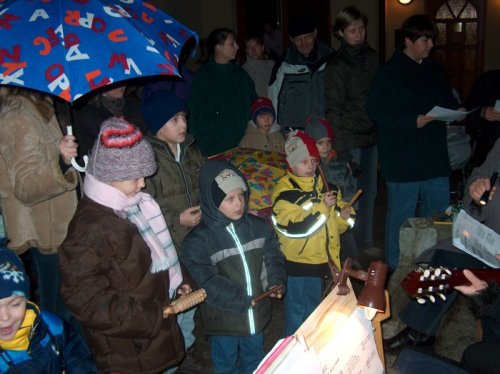 Vánoční zpívání před Obecním úřadem - 03.12.2004