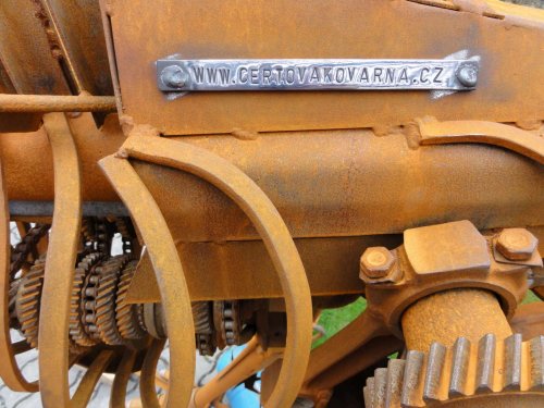 V podolské Čertově kovárně vznikl Pštros dvouprstý pro KOVOZOO - 16.8.2011