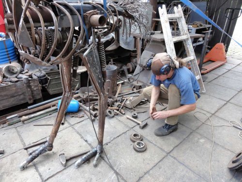 V podolské Čertově kovárně vznikl Pštros dvouprstý pro KOVOZOO - 16.8.2011