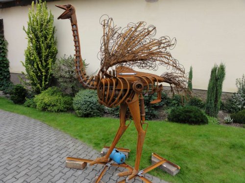 V podolské Čertově kovárně vznikl Pštros dvouprstý pro KOVOZOO - 16.8.2011