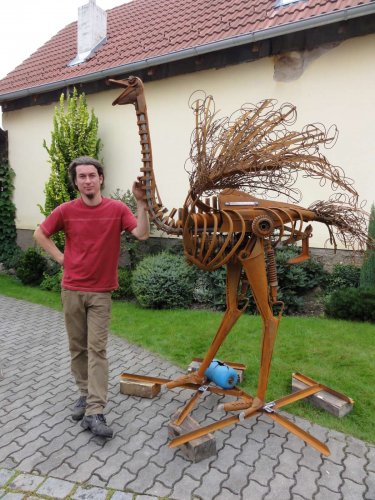 V podolské Čertově kovárně vznikl Pštros dvouprstý pro KOVOZOO - 16.8.2011