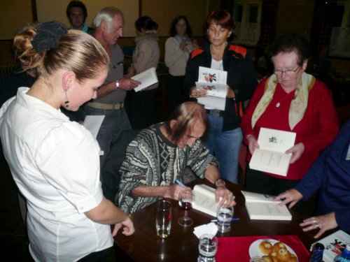 Beseda s autogramiádou - Slovník nářečí Mikroregionu Dolní Poolšaví - 11.11.2011