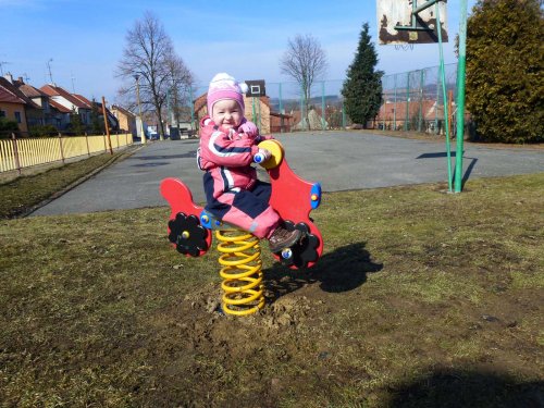 Nové herní prvky na dětském hřišti na Záhumní - 10.3.2012