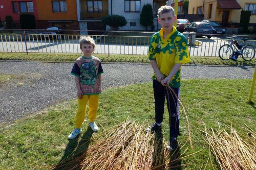 Pletení velikonočních pomlázek - 25.3.2012