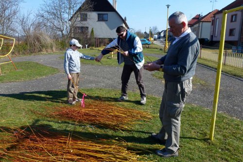 Pletení velikonočních pomlázek - 25.3.2012