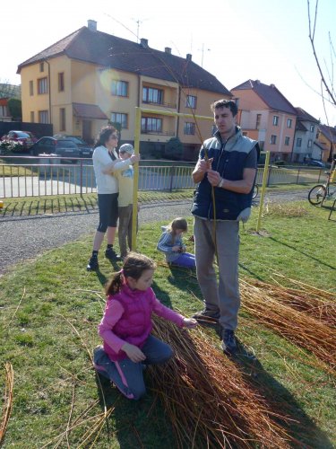Pletení velikonočních pomlázek - 25.3.2012