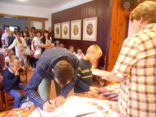 Prváčci (a také druháci a třeťáci) první den ve škole v Popovicích - 3.9.2012
