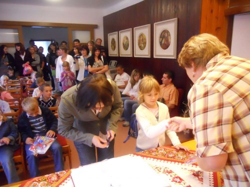 Prváčci (a také druháci a třeťáci) první den ve škole v Popovicích - 3.9.2012