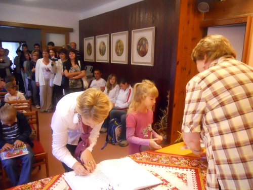 Prváčci (a také druháci a třeťáci) první den ve škole v Popovicích - 3.9.2012