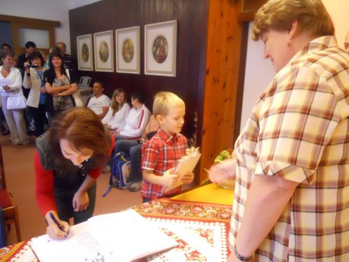 Prváčci (a také druháci a třeťáci) první den ve škole v Popovicích - 3.9.2012