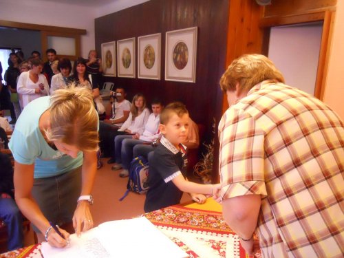 Prváčci (a také druháci a třeťáci) první den ve škole v Popovicích - 3.9.2012