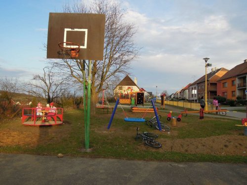 Nové hřiště na Záhumní - 11.4.2013