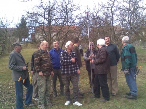 Brigáda zahrádkářů na školní zahradě - 14.4.2013