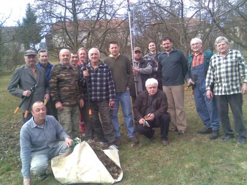 Brigáda zahrádkářů na školní zahradě - 14.4.2013