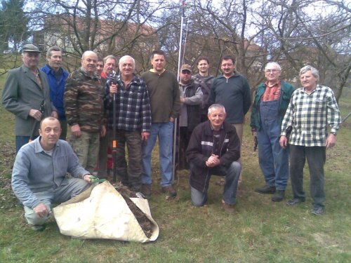 Brigáda zahrádkářů na školní zahradě - 14.4.2013