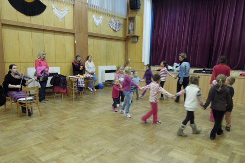 Nácvik tanečků dětí na hody - 11.10.2013