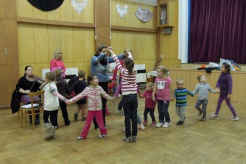 Nácvik tanečků dětí na hody - 11.10.2013
