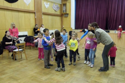 Nácvik tanečků dětí na hody - 11.10.2013