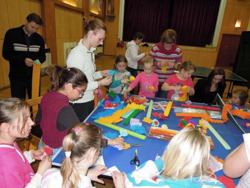 Přípravy na Královničky aneb Nosení létečka v Podolí - 27.3.2014