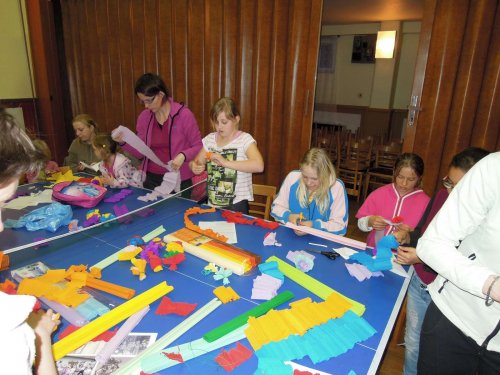 Přípravy na Královničky aneb Nosení létečka v Podolí - 27.3.2014