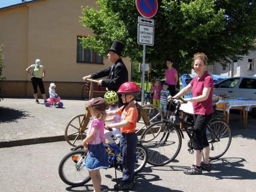 Peleton Na kole dětem s Josefem Zimovčákem se zastavil i v Podolí - 6.6.2014