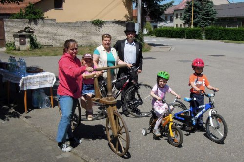 Peleton Na kole dětem s Josefem Zimovčákem se zastavil i v Podolí - 6.6.2014