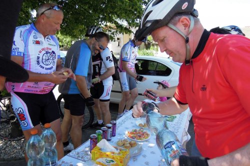 Peleton Na kole dětem s Josefem Zimovčákem se zastavil i v Podolí - 6.6.2014