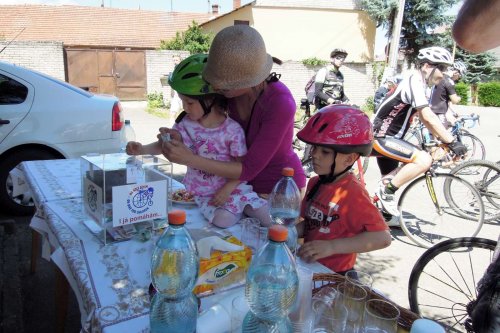 Peleton Na kole dětem s Josefem Zimovčákem se zastavil i v Podolí - 6.6.2014