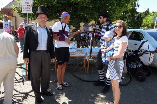 Peleton Na kole dětem s Josefem Zimovčákem se zastavil i v Podolí - 6.6.2014