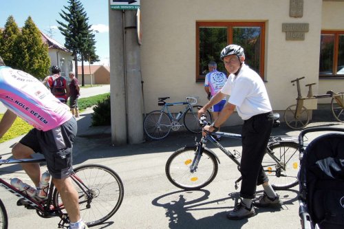 Peleton Na kole dětem s Josefem Zimovčákem se zastavil i v Podolí - 6.6.2014