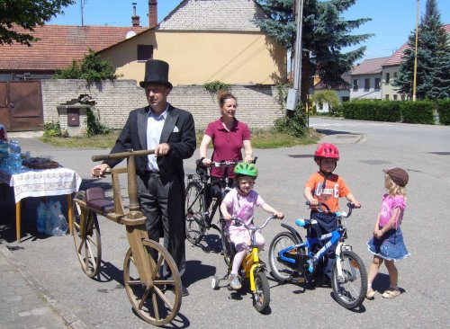 Peleton Na kole dětem s Josefem Zimovčákem se zastavil i v Podolí - 6.6.2014