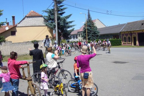 Peleton Na kole dětem s Josefem Zimovčákem se zastavil i v Podolí - 6.6.2014