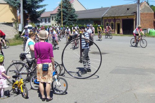 Peleton Na kole dětem s Josefem Zimovčákem se zastavil i v Podolí - 6.6.2014