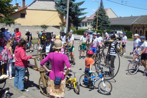 Peleton Na kole dětem s Josefem Zimovčákem se zastavil i v Podolí - 6.6.2014