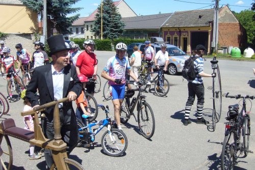 Peleton Na kole dětem s Josefem Zimovčákem se zastavil i v Podolí - 6.6.2014