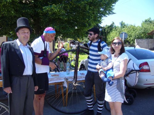 Peleton Na kole dětem s Josefem Zimovčákem se zastavil i v Podolí - 6.6.2014