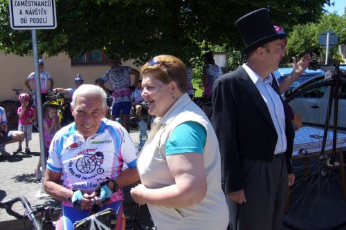 Peleton Na kole dětem s Josefem Zimovčákem se zastavil i v Podolí - 6.6.2014