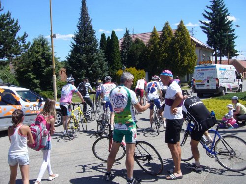 Peleton Na kole dětem s Josefem Zimovčákem se zastavil i v Podolí - 6.6.2014