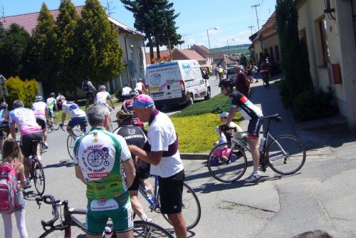 Peleton Na kole dětem s Josefem Zimovčákem se zastavil i v Podolí - 6.6.2014