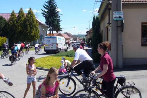 Peleton Na kole dětem s Josefem Zimovčákem se zastavil i v Podolí - 6.6.2014