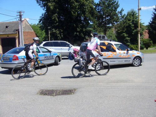 Peleton Na kole dětem s Josefem Zimovčákem se zastavil i v Podolí - 6.6.2014