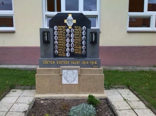 Soubor /2015-08-25-opraveny-pomniik-1sv-4.jpg