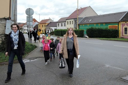 Družba ZŠ a MŠ Častkovce - přivítání MŠ na obecním úřadě v Podolí - 20.11.2015