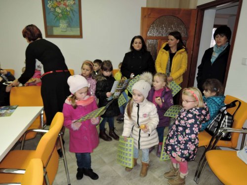 Družba ZŠ a MŠ Častkovce - přivítání MŠ na obecním úřadě v Podolí - 20.11.2015