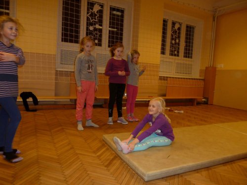 Gymnastický kroužek pro dívky ve věku 6 - 11 let - 7.12.2015