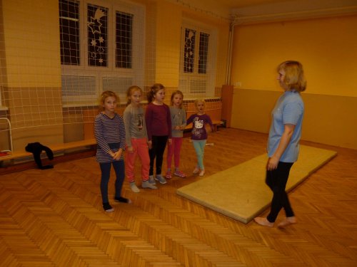 Gymnastický kroužek pro dívky ve věku 6 - 11 let - 7.12.2015