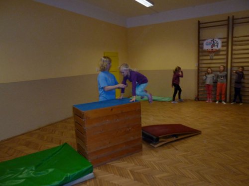 Gymnastický kroužek pro dívky ve věku 6 - 11 let - 7.12.2015
