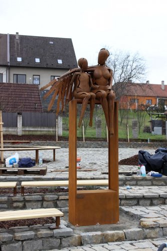 Výroba a instalace soch od kováře Víti Bobčíka do duchovně-relaxačního areálu - 21.12.2015