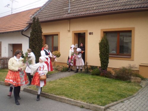 Královničky - nosení létečka v Podolí - 13.3.2016