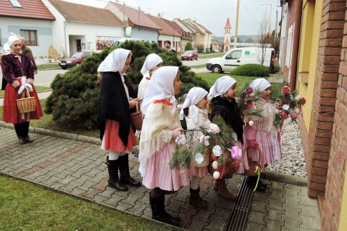 Královničky - nosení létečka v Podolí - 13.3.2016